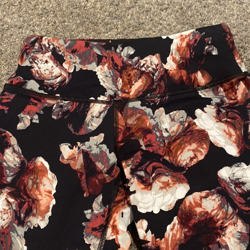 VICTORIA'S SECRET black rose floral knockout leggings - Picture 3 of 6